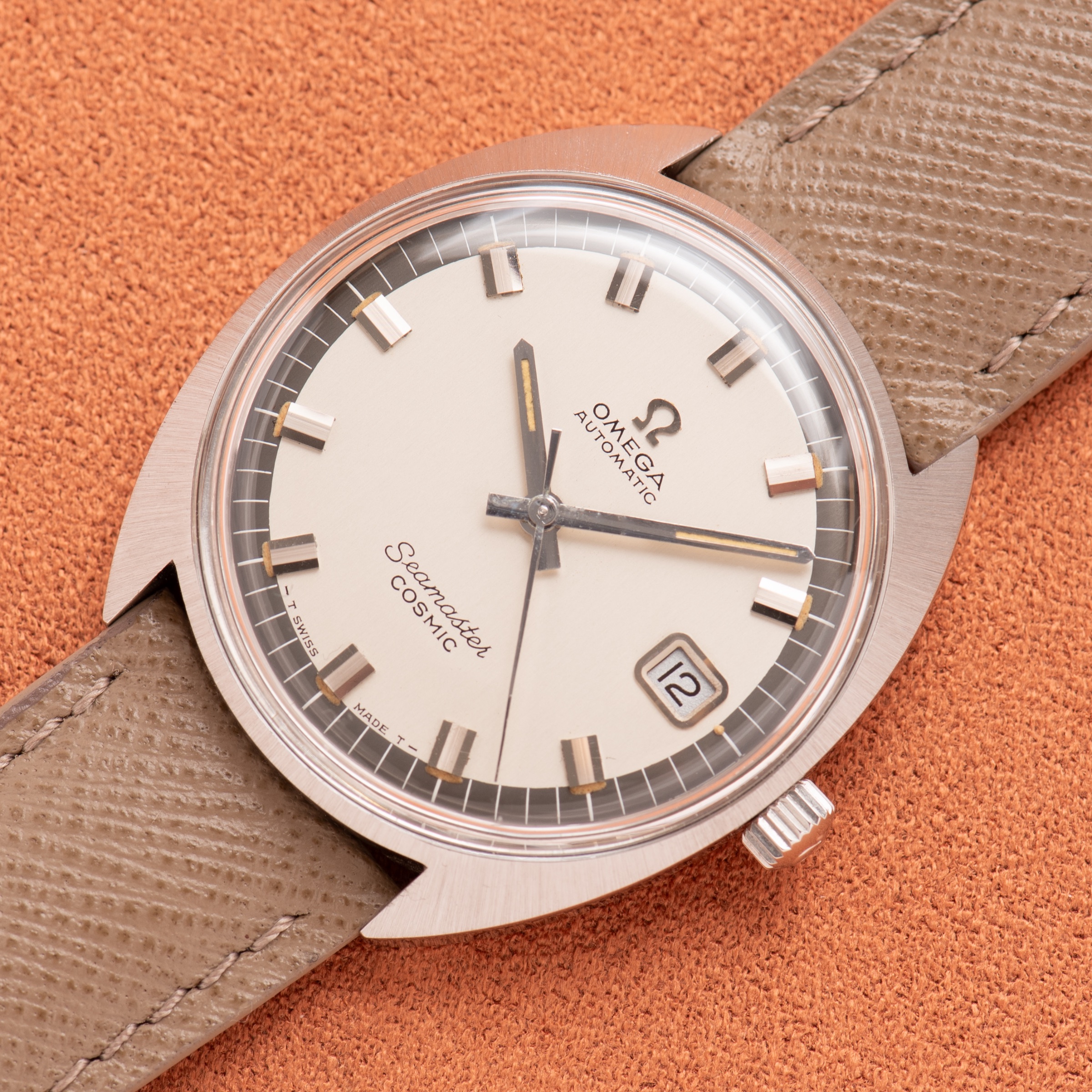 Vue de Omega Seamaster Cosmic — cadran crème — Réf. 166.036 — 1968